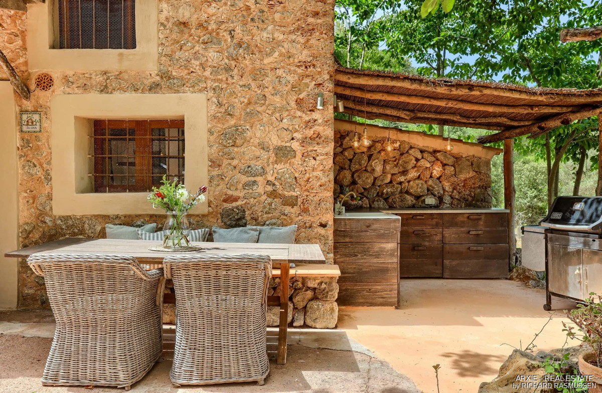 Outside dining 1 - 3