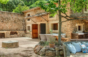 Outside dining 1 - 4