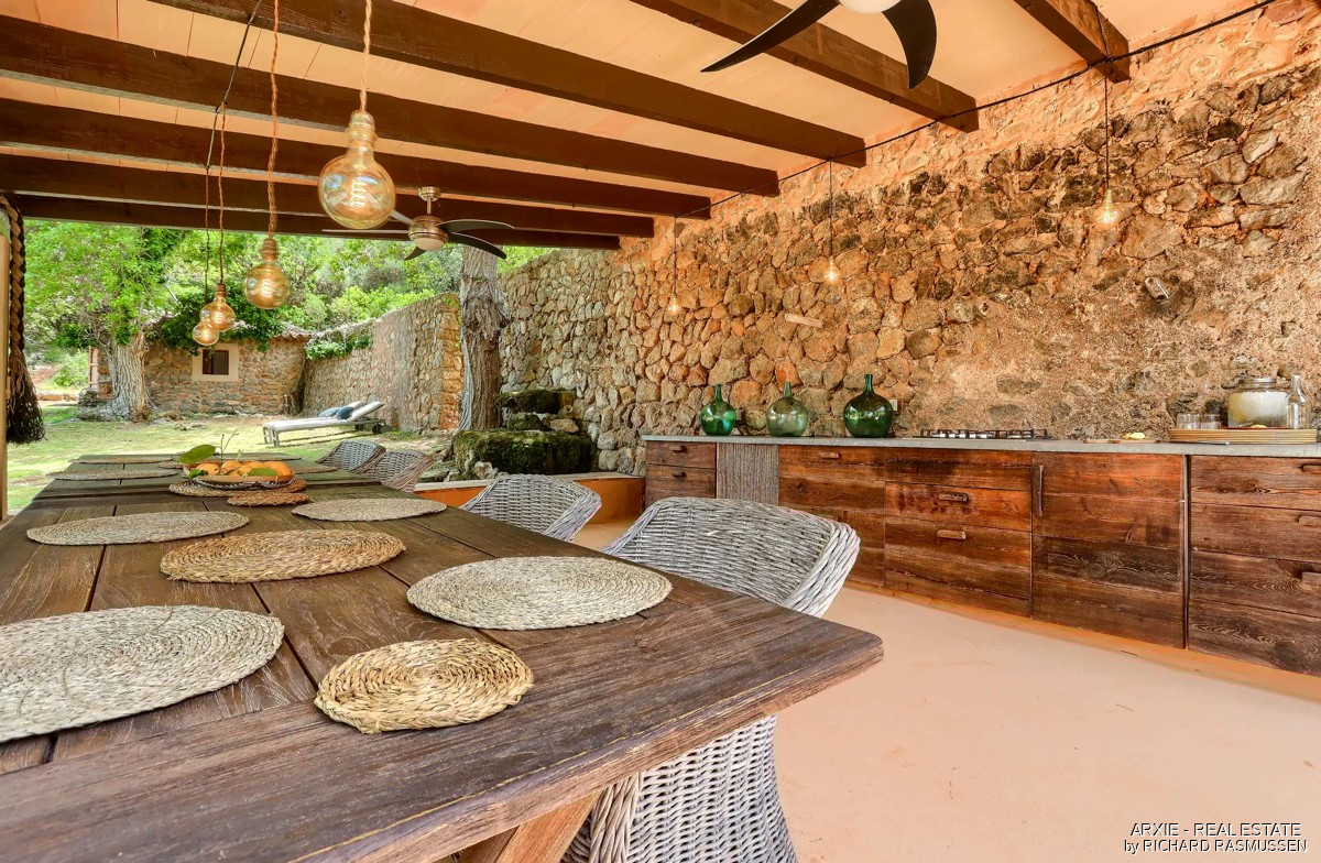 Outside dining 2 - 1