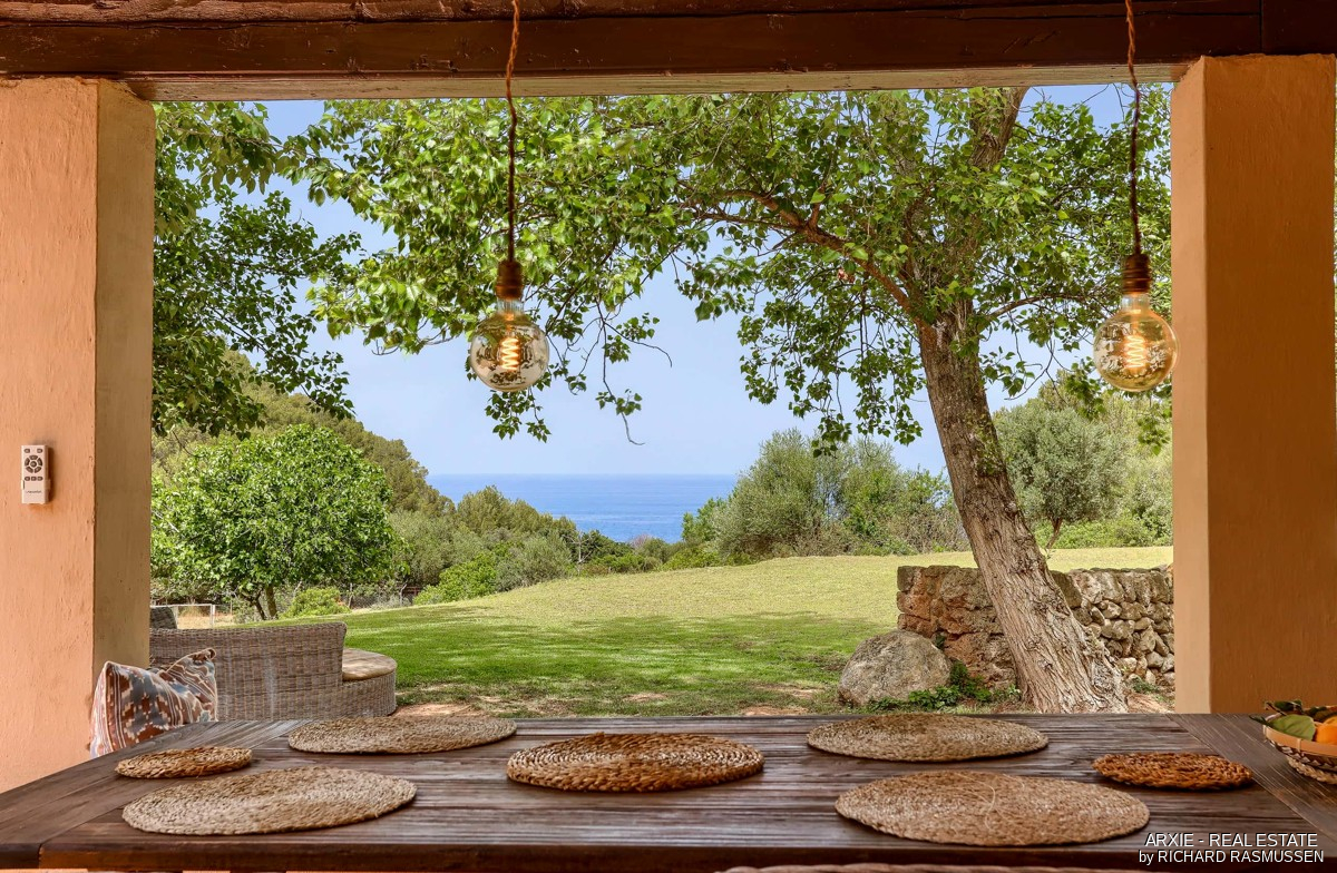 Outside dining 2 - 2