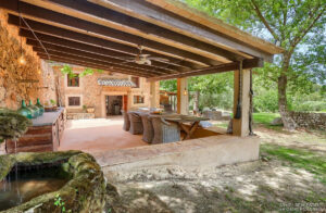 Outside dining 2 - 3