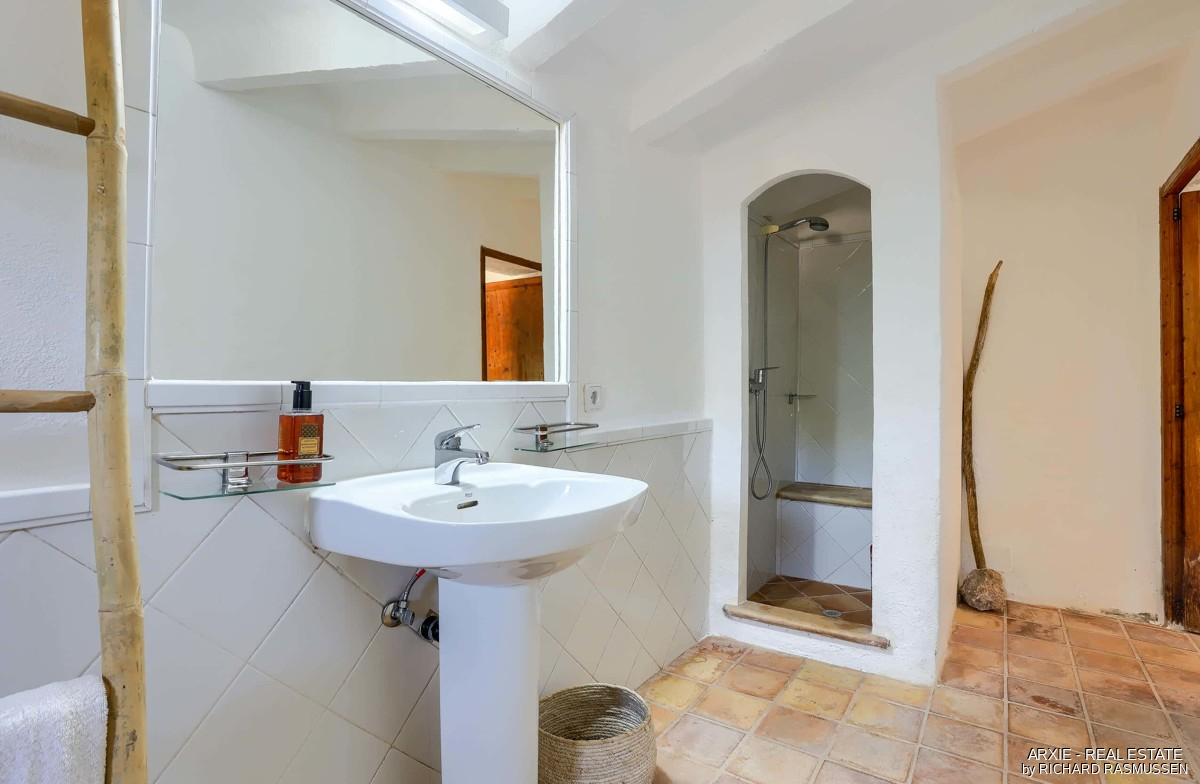 Guest house bathroom 1 - 2