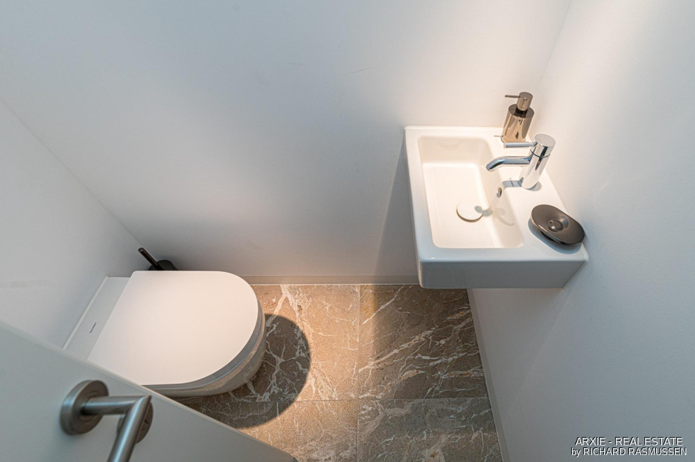 27A_Bathroom_01