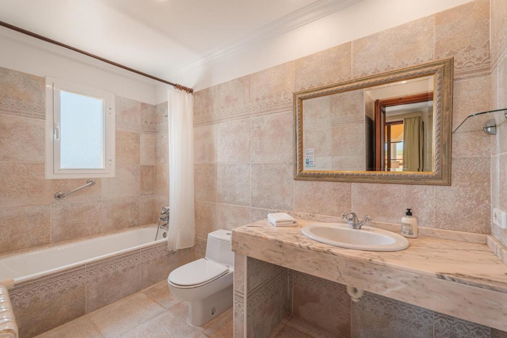 18A_Bathroom_01